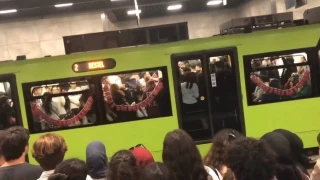 Metro vagonunu boks ringine evirdiler