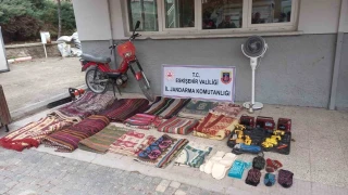 'Mezarcıyız' deyip 20 evi soyan 2 şüpheli yakalandı