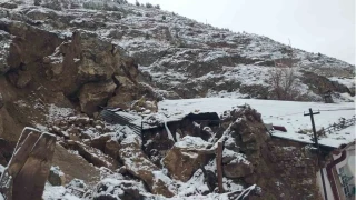 Sivas'ta yamaçtan kopan kayalar tehlike saçtı