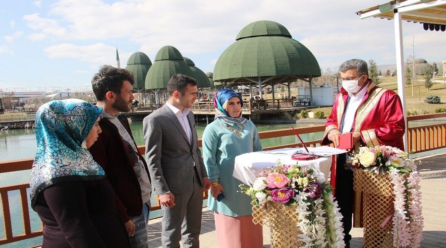 Soluğu nikah salonlarında aldılar