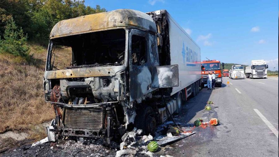 Ukrayna'ya giden karpuz yüklü tır alev alev yandı