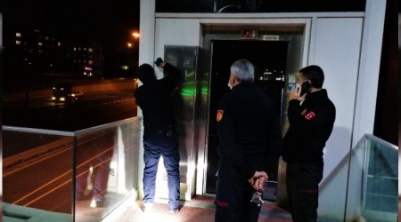 Üst geçidin asansöründe mahsur kaldılar