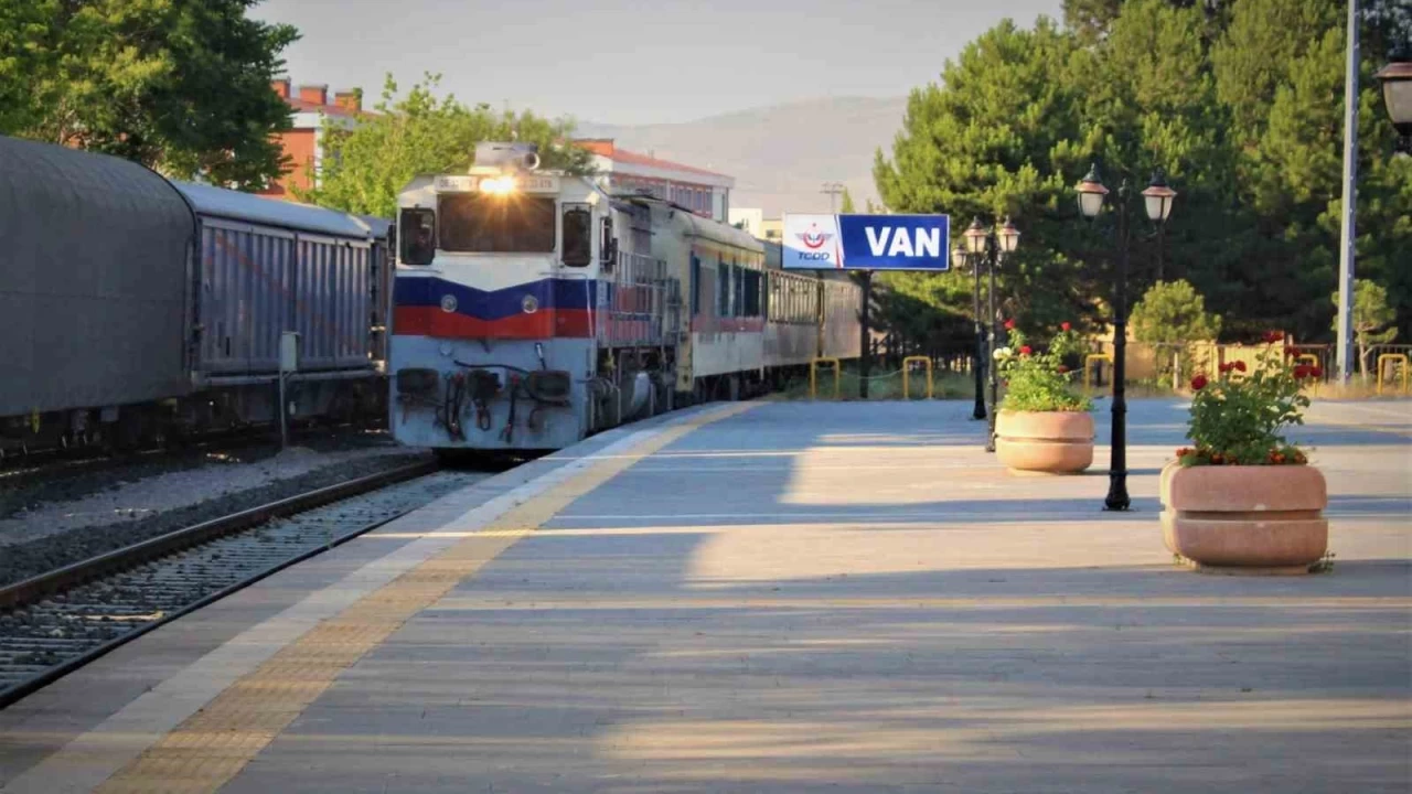 Van-Tahran tren seferleri 5 yl aradan sonra balyor