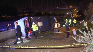 Adana'da yolcu otobüsü devrildi: 8 yaralı