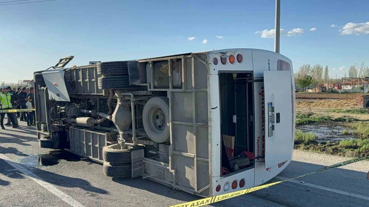 Afyon'da işçi servisi ile otomobil çarpıştı: 12 yaralı