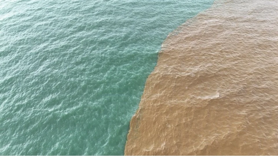 Alanya'da toz taşınımı ve sağanak yağış denizin rengini değiştirdi