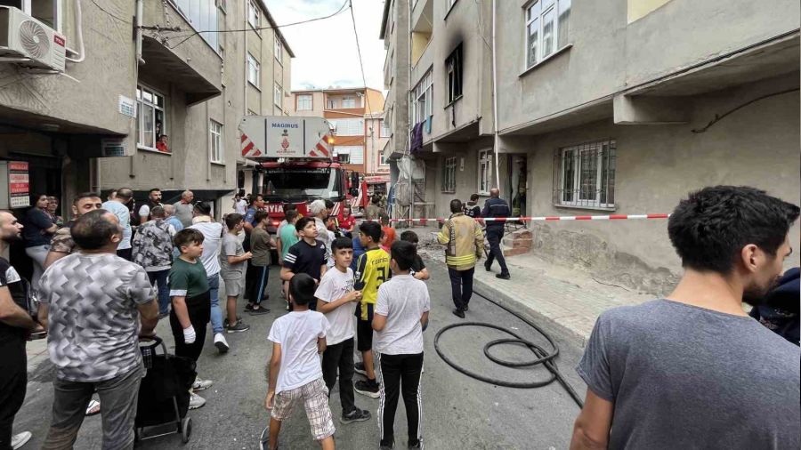 Avcılar'da daire yangınında 8 kişi kurtarıldı