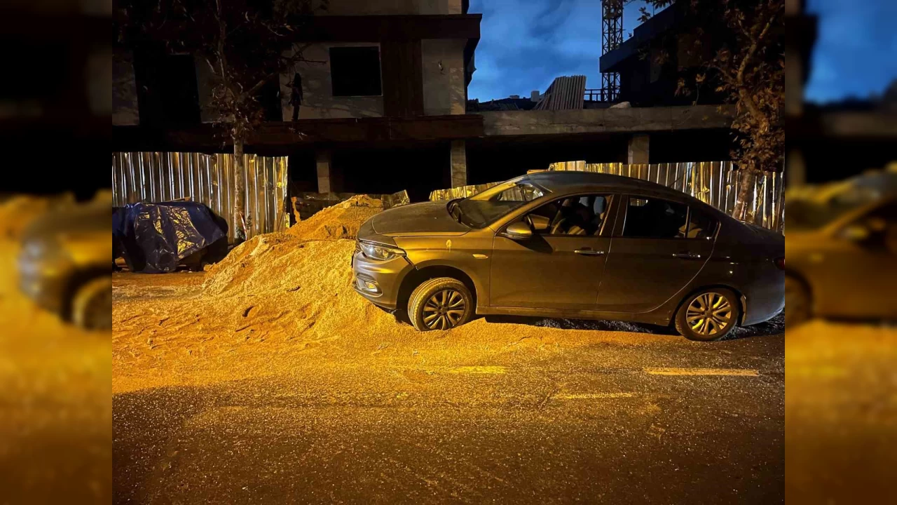 Beylikdz'nde bir inaat firmasnn yola dkt kum kazaya neden oldu