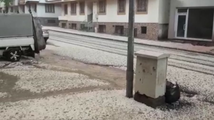 Bingöl'de sağanak yağış ve dolu etkili oldu