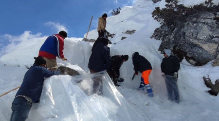 Dağdaki mağaralara kar stoğu