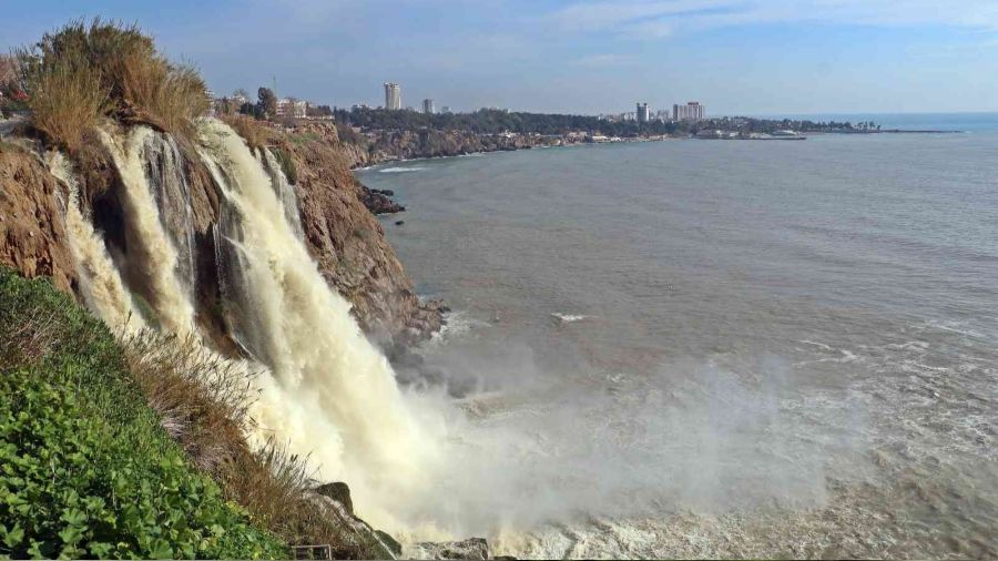 Dünyaca ünlü şelale çamur rengine büründü
