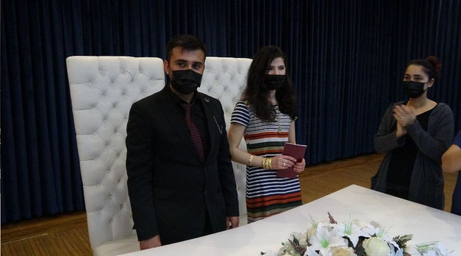 Evi yandı, gelinliğini giyemedi