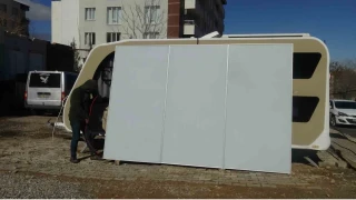 Güneş panelleri gündüz enerji, gece reklam paneli