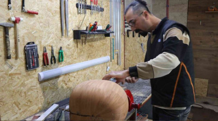 Hem çalıyor, hem üretiyor