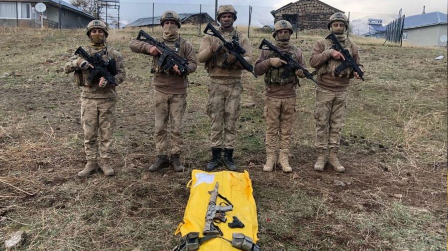 İran sınırından Türkiye'ye giren 2 teröristten biri canlı olarak ele geçirildi