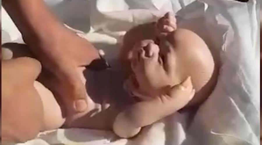 Kefenin içinden cenaze yerine oyuncak bebekler çıktı