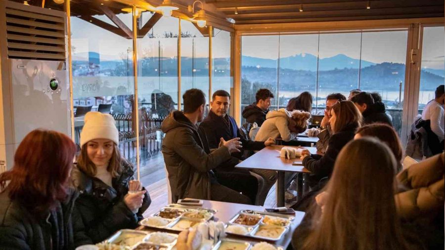 Kuşadası Belediyesi'nden üniversitelilere ücretsiz akşam yemeği