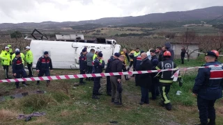 Memurları taşıyan midibüs devrildi: 1 ölü, 24 yaralı