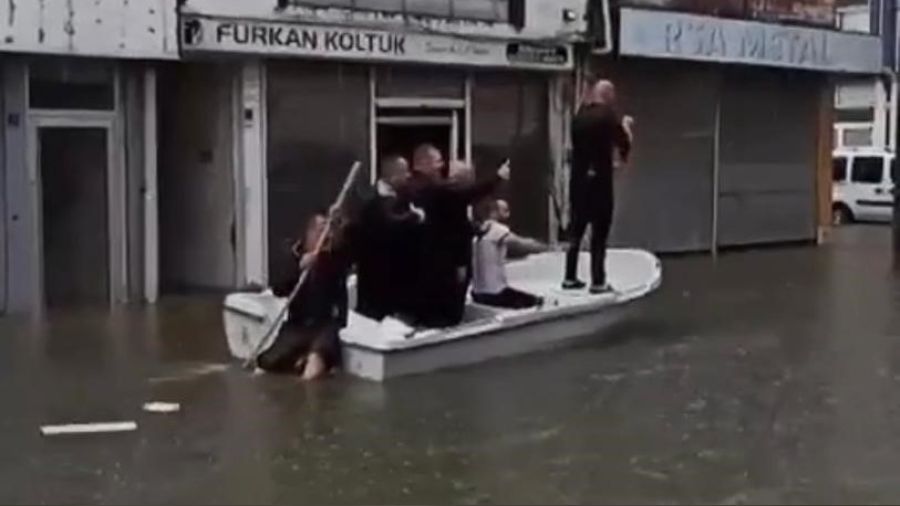 Sel vuran sanayide kayıkla gezdiler