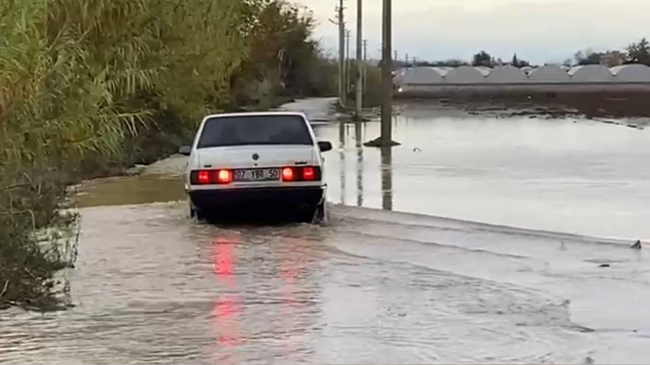 Serik'te saanak etkili oldu, yollar gle dnd