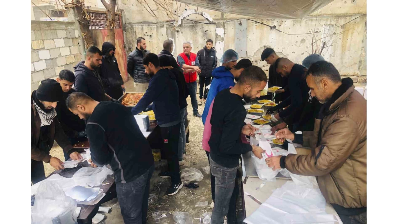 Türk Kızılay Gazze'de her gün 30 bin kişilik iftar veriyor