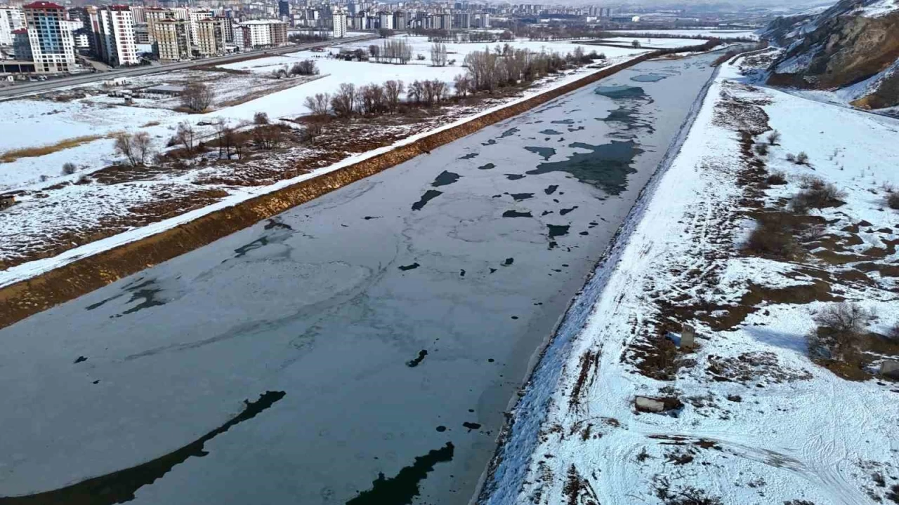 Trkiye'nin en uzun nehri ksmen buz tuttu