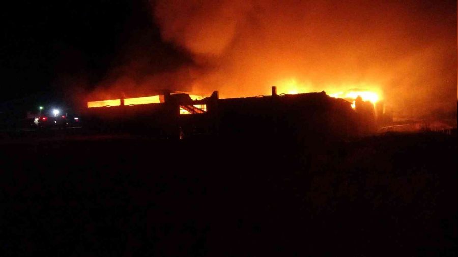 Uşak'taki depo yangınına müdahale sürüyor