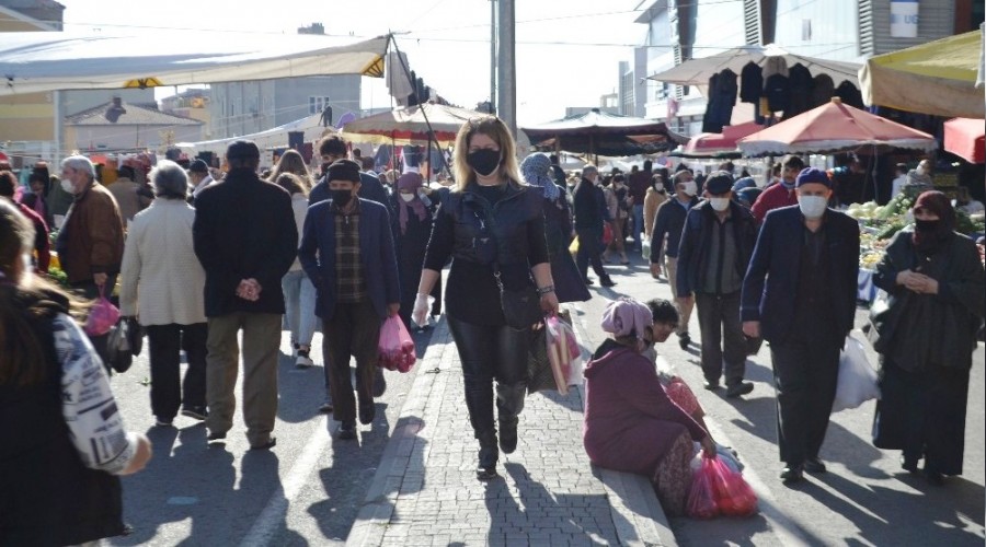 Vatandaşlar akın akın sokağa çıkıyorlar