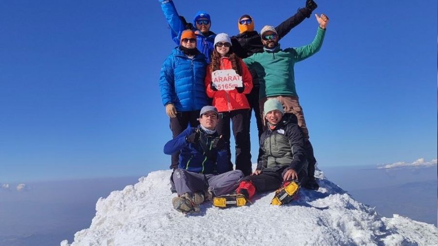 Yabancı turistler Ağrı Dağı zirvesinde