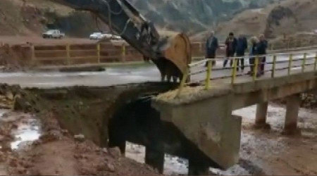 Yağışlar köprüye hasar verdi