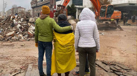 3 çocuğu ve eşiyle sağ kurtuldu