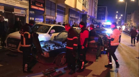 3 otomobile çarpıp kaçtı