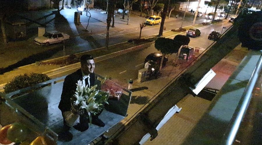 Alanya'da damat kz istemeye mobil asansrle geldi