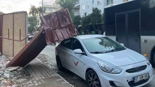 Alanya'da fırtına inşaat korkuluklarını uçurdu