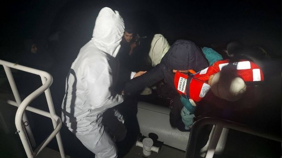 Ayvalık'ta 18 göçmen yakalandı