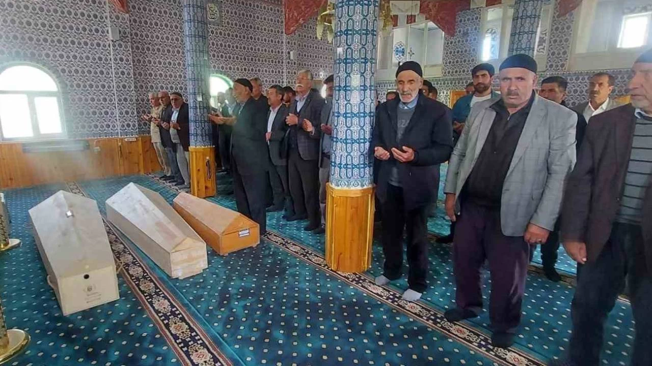 Babaları tarafından öldürülen 3 kardeş Erzurum'da toprağa verildi