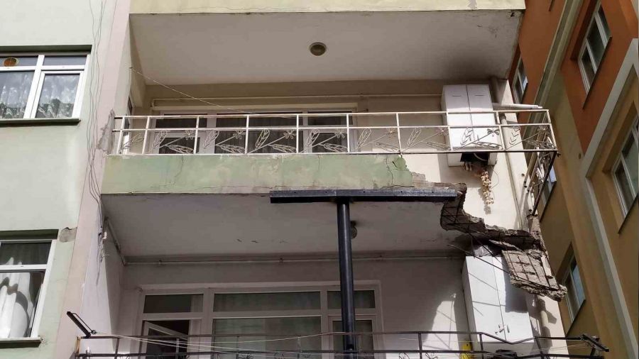 Bahçelievler'de balkonu çöken bina tahliye edildi