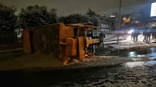 Beylikdz'nde kar kreme arac devrildi: 1 yaral