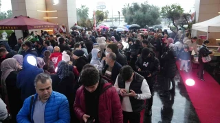 Bin TL için yağmur altında beklediler