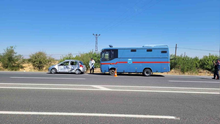 Cezaevi nakil arac ile otomobil arpt: 1 l 4 yaral