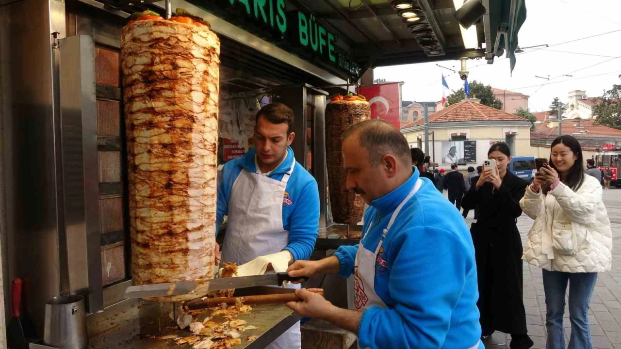 Hesab dememek iin yemeine sa koydu