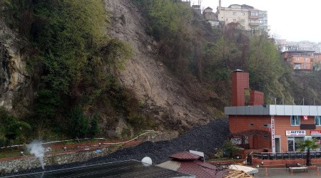 Heyelan nedeniyle 2 katlı bina boşaltıldı