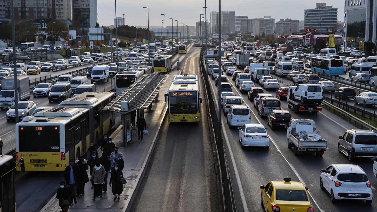 stanbul'da sabah saatlerinde trafik younluu olutu