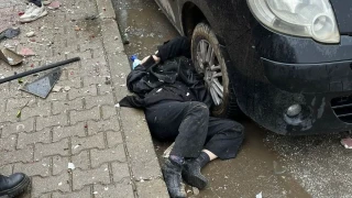 İzmir'de otomobil apartmanın bahçesine uçtu