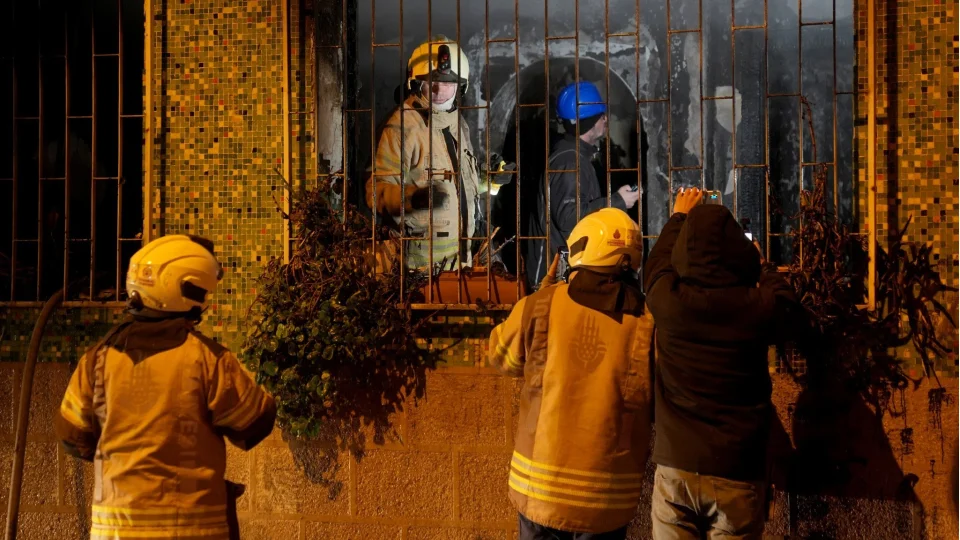 Kadıköy'de bir apartmanda çıkan yangında 1'i ağır 8 kişi yaralandı