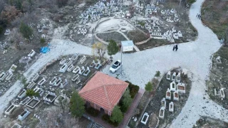 Karaman'da mezarlıkta çıkan yağlı çamurun şifa dağıttığına inanılıyor