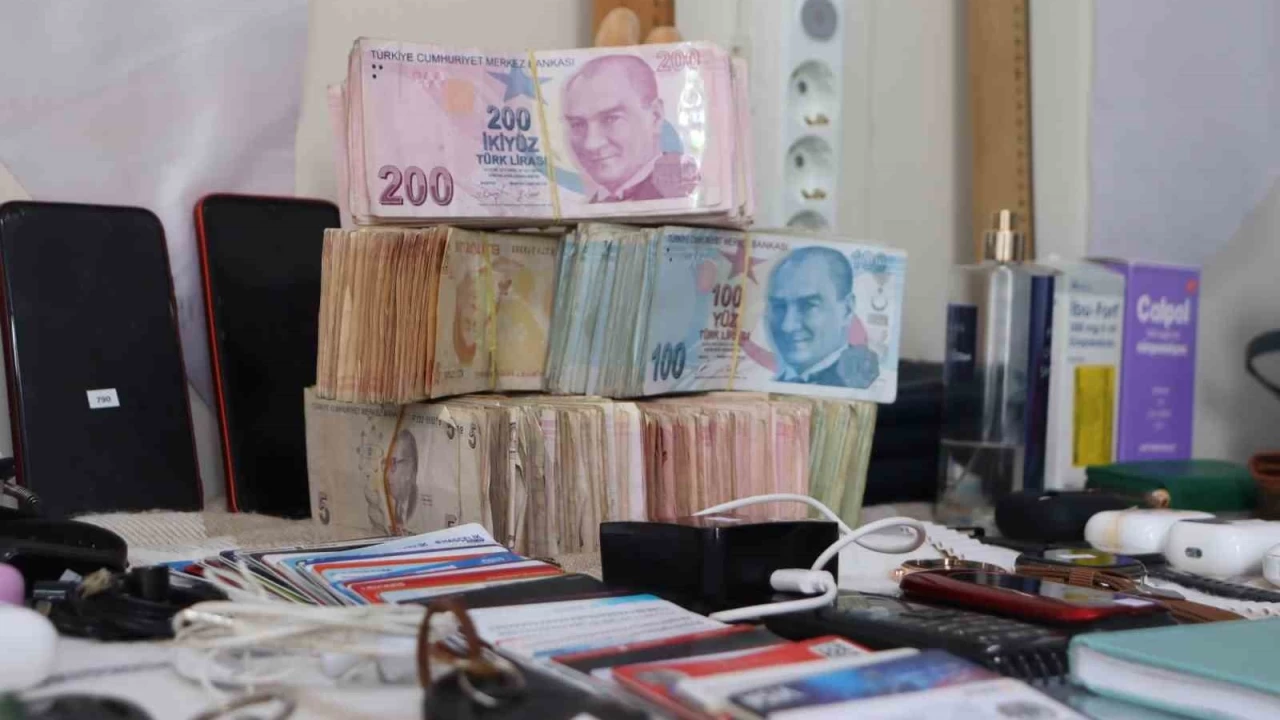 Kayseri'de tramvayda unutulanlar 'yok artık' dedirtti