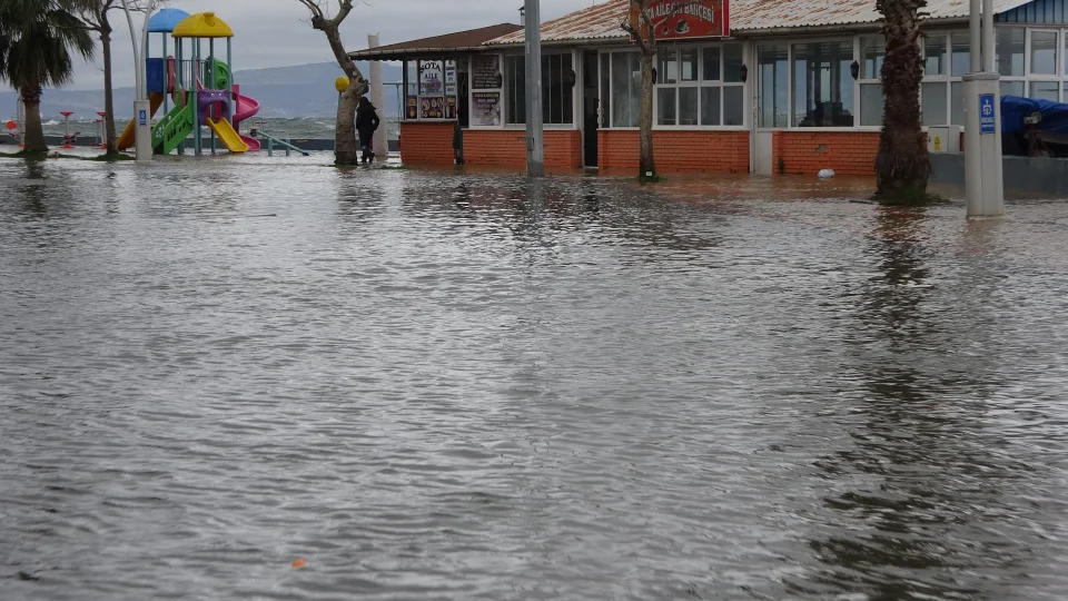 Kocaeli'yi lodos vurdu: Yollar göle döndü