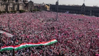 Meksika'da on binlerce kişi hükümeti protesto etti