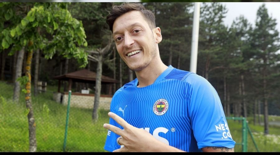Mesut Özil'den yeni hocasına övgü